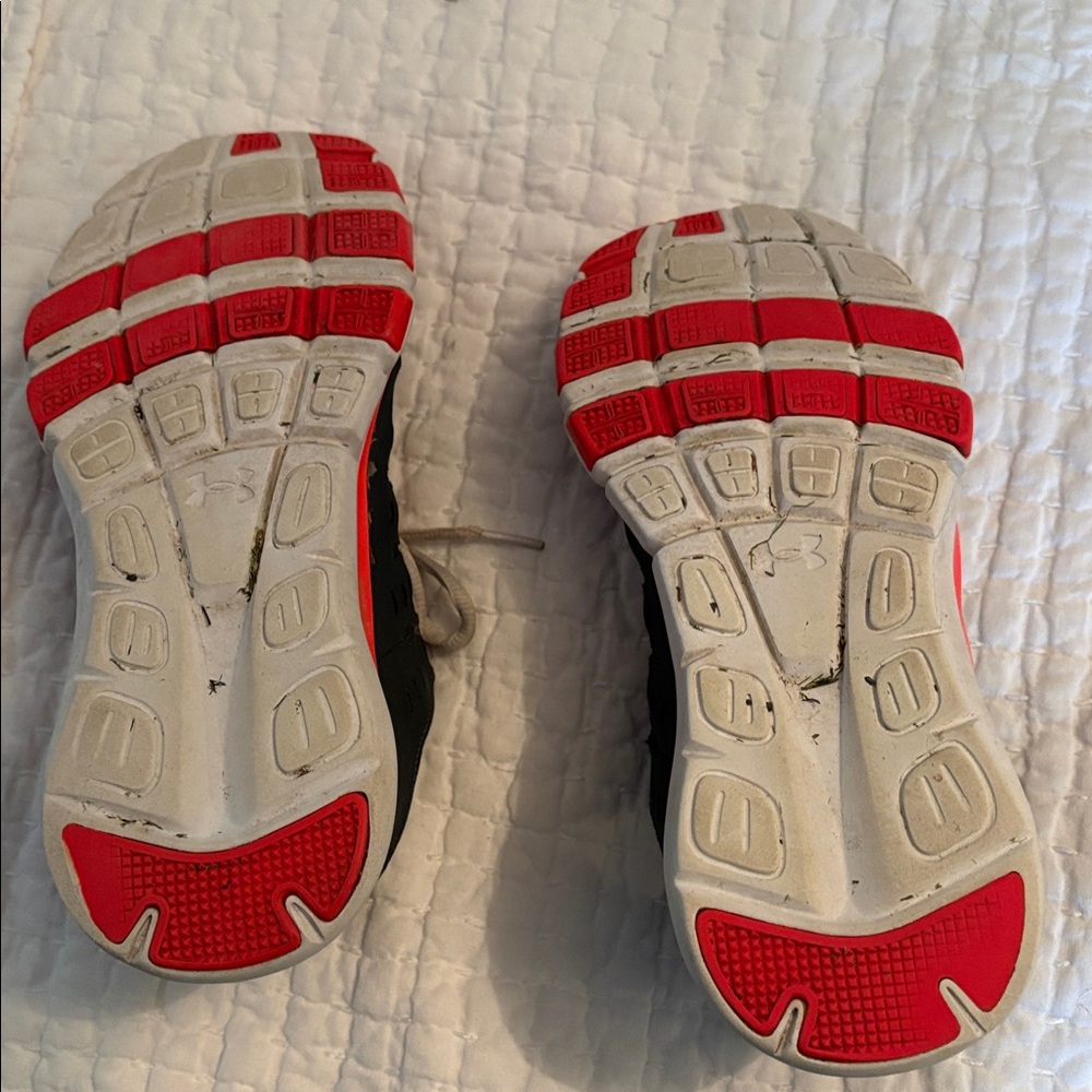 Under Armour Women’s Black and Red Running Shoes Sneakers Size 6.5 - Picture 3 of 4